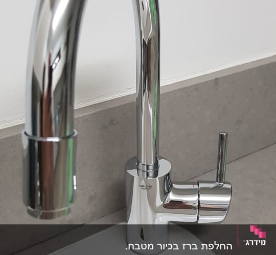 ברז כרום מותקן על כיור לבן